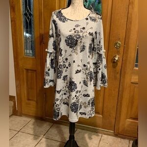 Tiana B bell sleeve dress size medium EUC ❤️ bundle 2 for $30